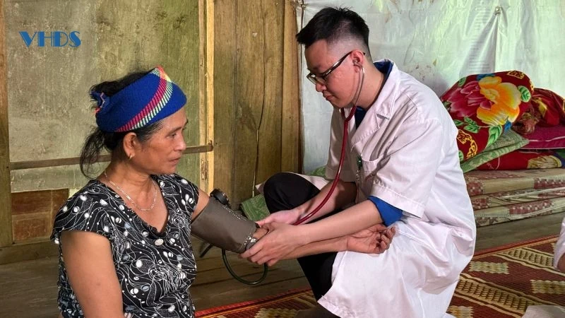 Áo trắng đến với vùng biên