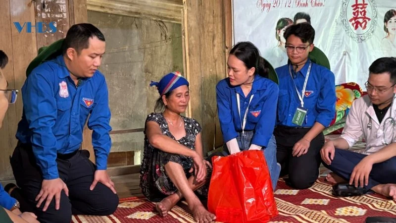 Áo trắng đến với vùng biên