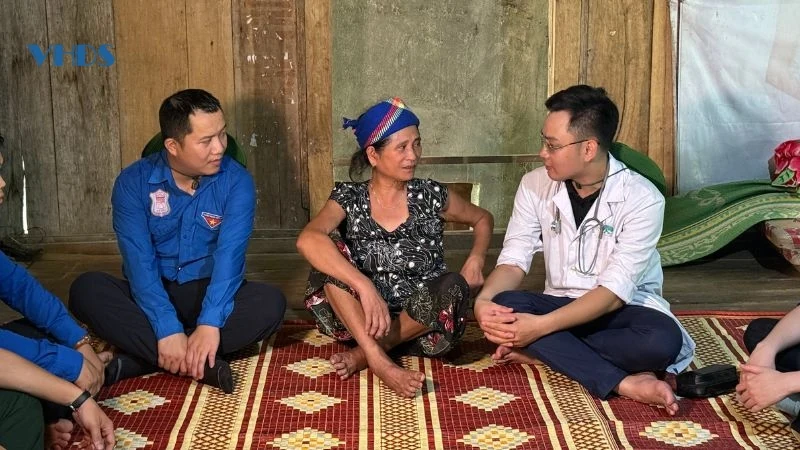 Áo trắng đến với vùng biên