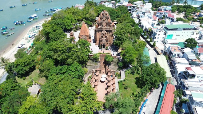 Vinh danh Di tích Tháp Bà Pô Nagar và nghề khai thác trầm hương