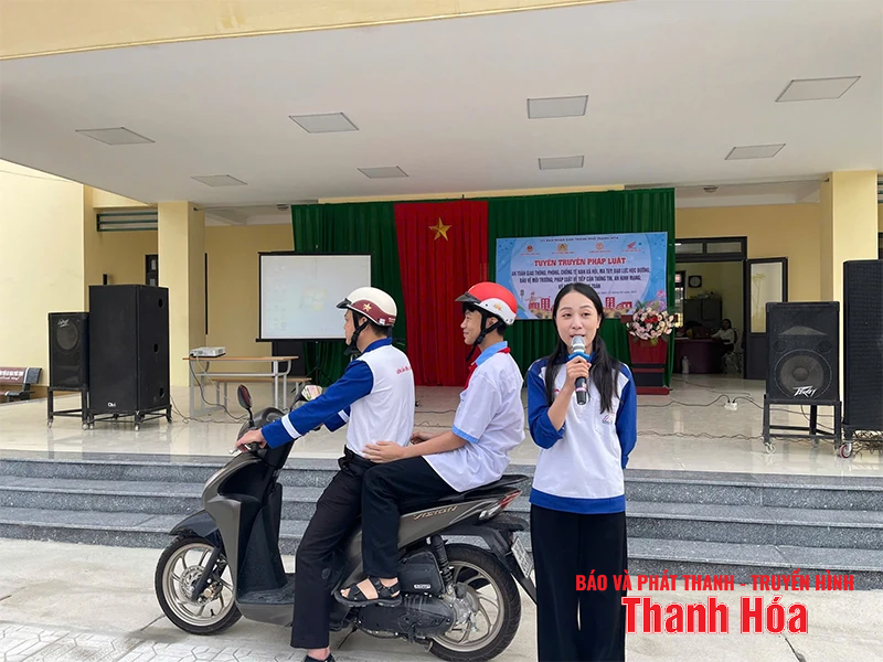 Khi học sinh đi học muộn...