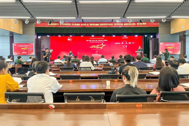 “Dưới cờ vinh quang”: Đêm nghệ thuật kết nối ba miền, thắp sáng niềm tự hào dân tộc