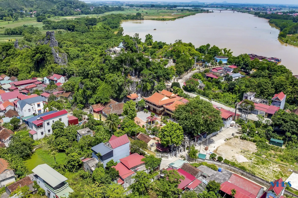 Ngôi cổ tự tựa núi bên sông Mã và pho tượng Phật đá kỳ vĩ