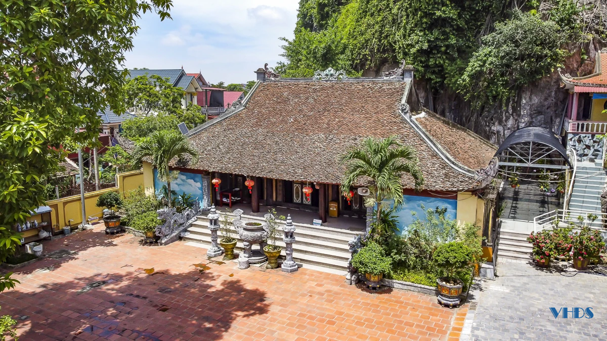 Ngôi cổ tự tựa núi bên sông Mã và pho tượng Phật đá kỳ vĩ