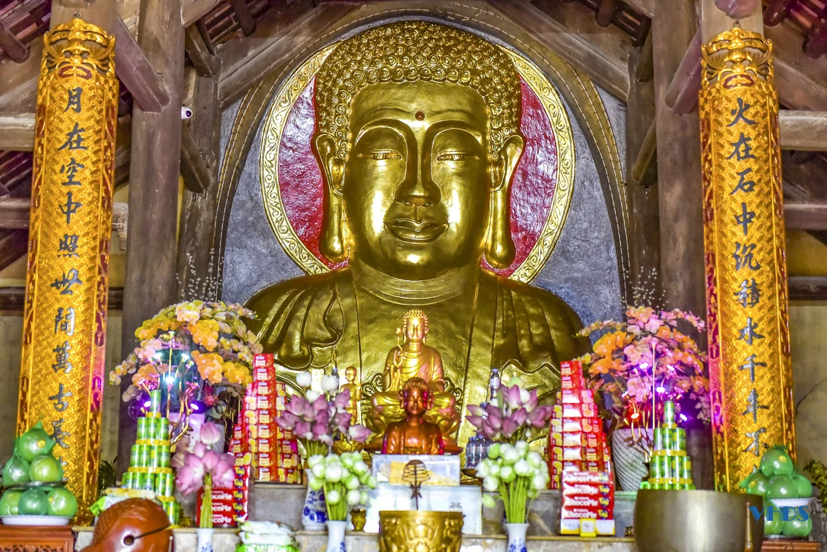 Ngôi cổ tự tựa núi bên sông Mã và pho tượng Phật đá kỳ vĩ