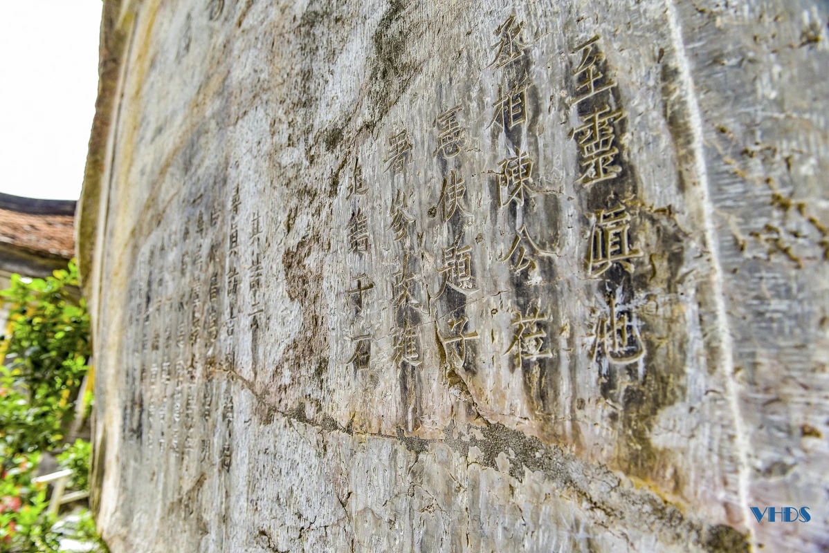 Ngôi cổ tự tựa núi bên sông Mã và pho tượng Phật đá kỳ vĩ