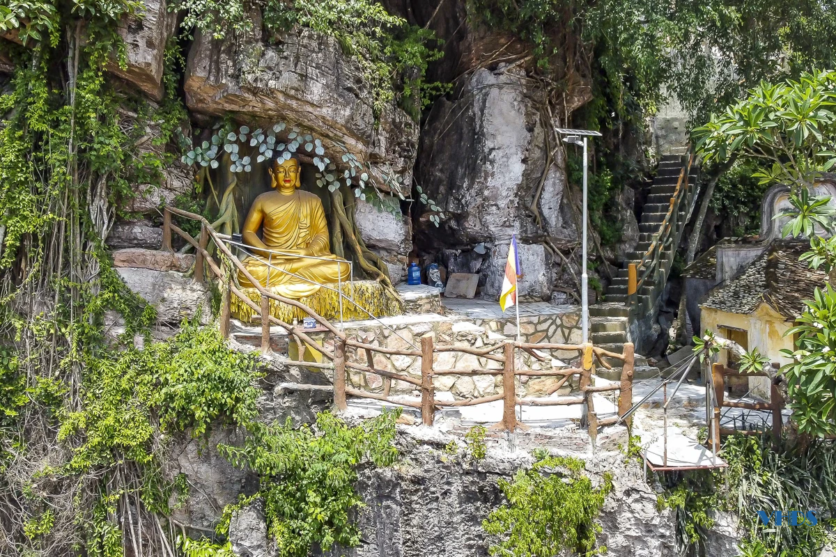 Ngôi cổ tự tựa núi bên sông Mã và pho tượng Phật đá kỳ vĩ