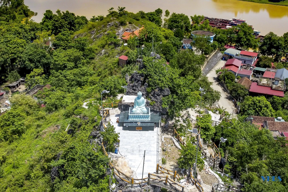 Ngôi cổ tự tựa núi bên sông Mã và pho tượng Phật đá kỳ vĩ