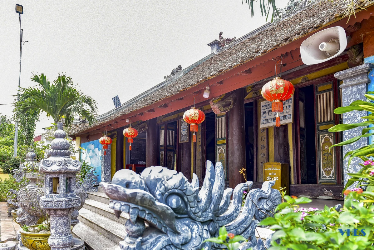 Ngôi cổ tự tựa núi bên sông Mã và pho tượng Phật đá kỳ vĩ