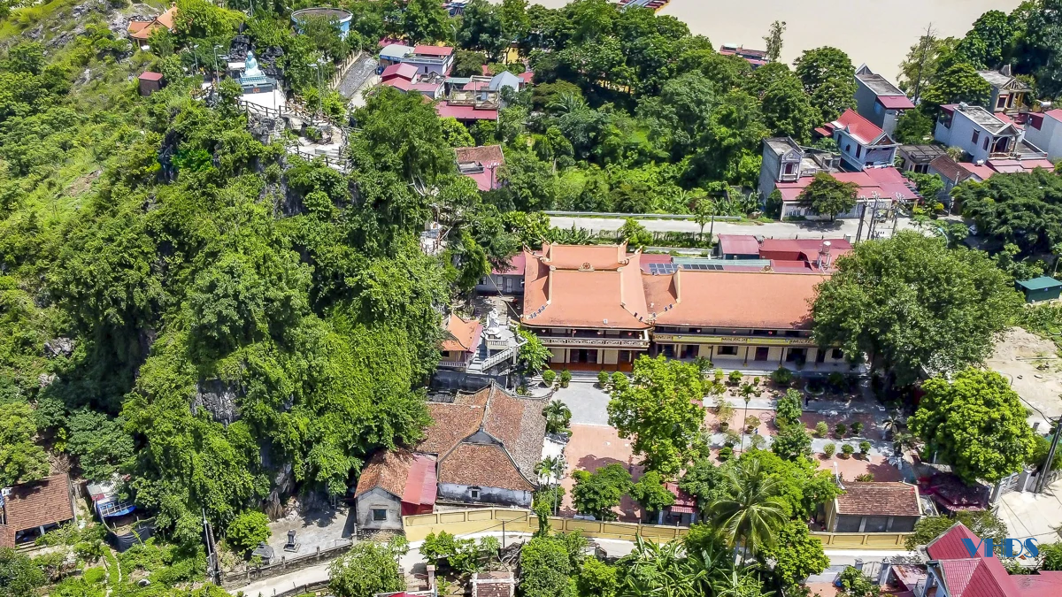 Ngôi cổ tự tựa núi bên sông Mã và pho tượng Phật đá kỳ vĩ