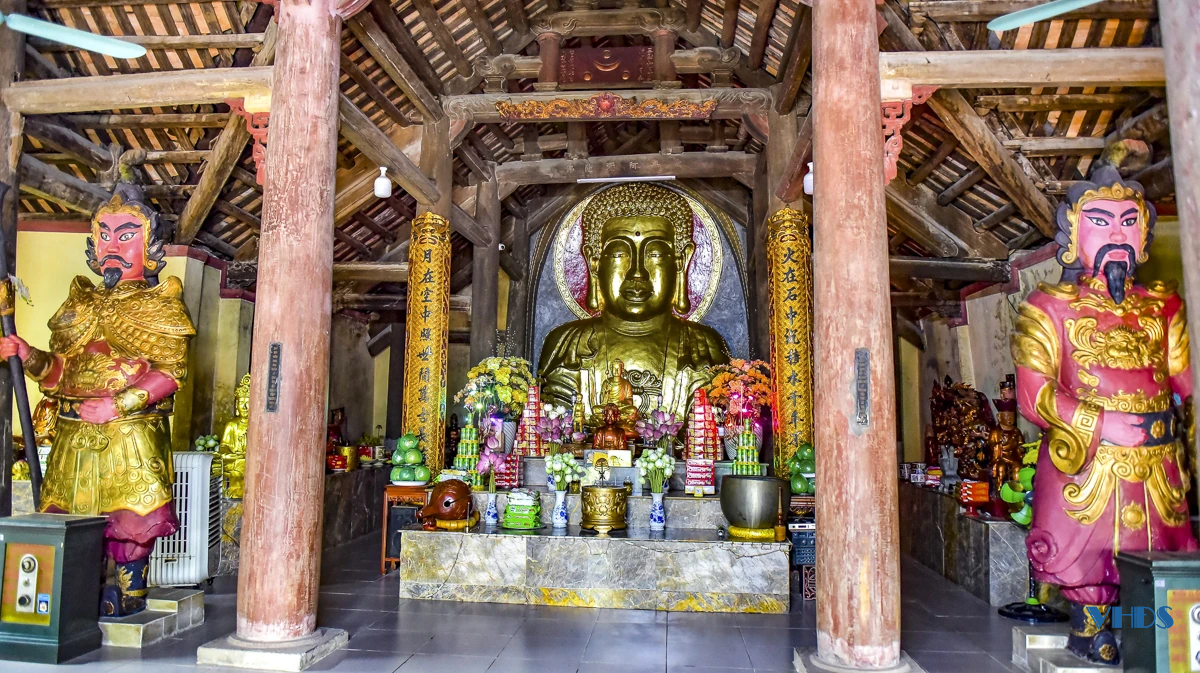 Ngôi cổ tự tựa núi bên sông Mã và pho tượng Phật đá kỳ vĩ