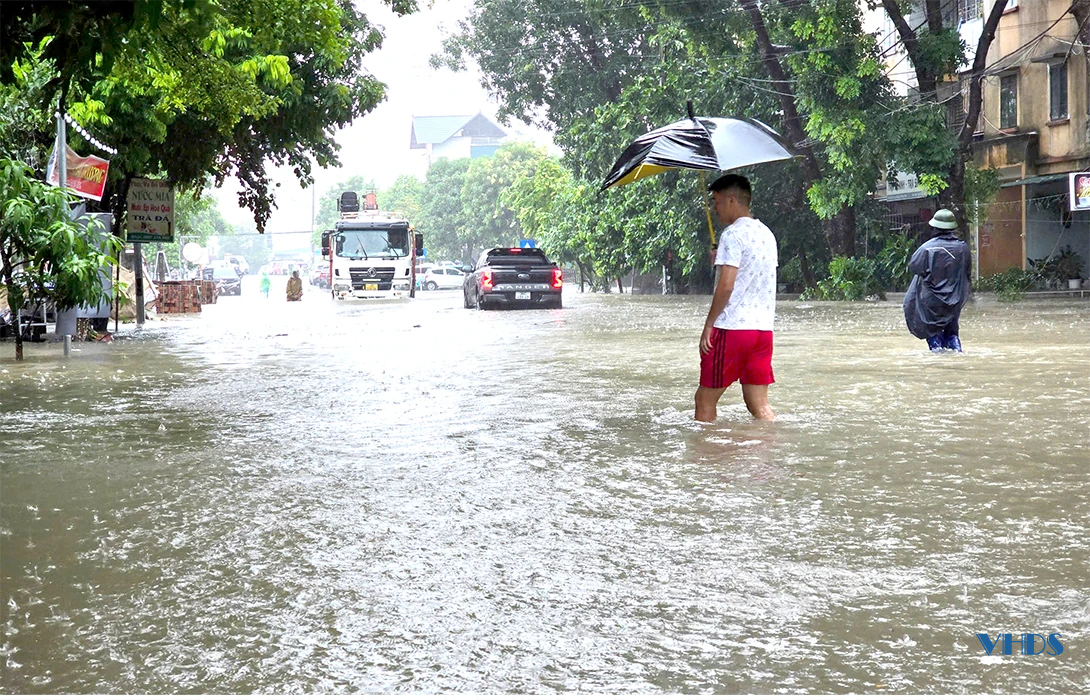 Mưa xuống... là chạy lũ giữa lòng phố?