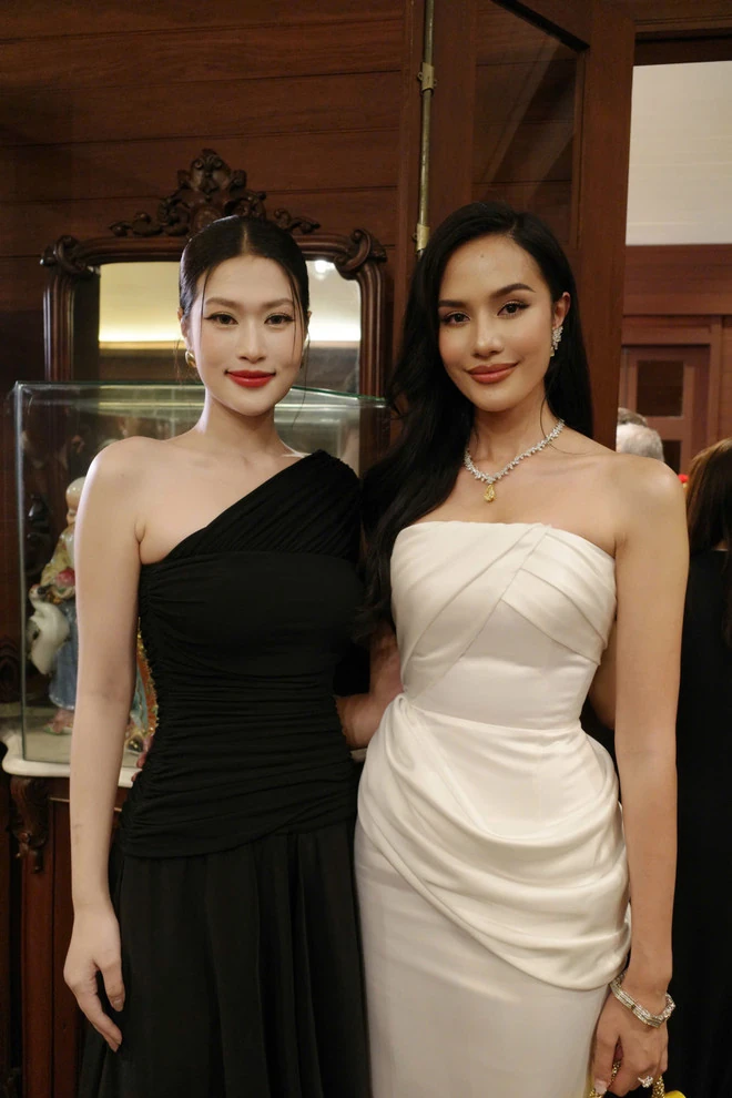 Hoa hậu Thiên Ân rạng rỡ đọ sắc cùng đương kim Miss World 2025