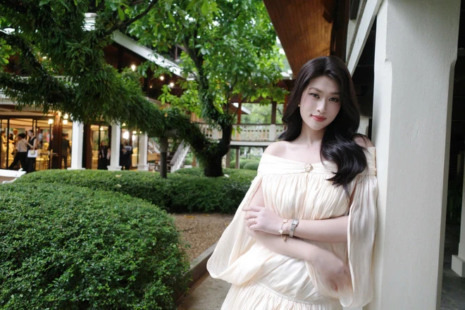 Hoa hậu Thiên Ân rạng rỡ đọ sắc cùng đương kim Miss World 2025