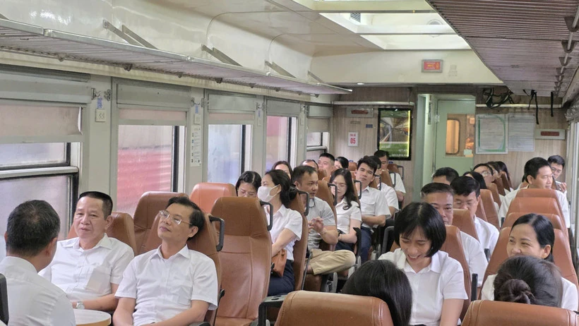 Chính thức vận hành đoàn tàu hỏa chở cán bộ, công chức Hải Phòng đi làm