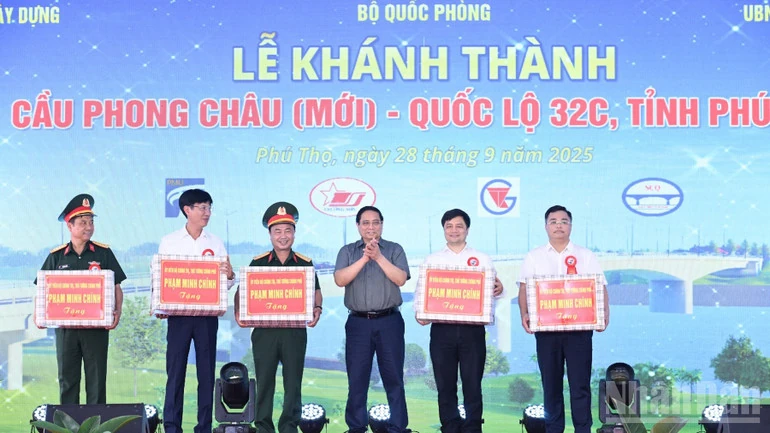 Viết tiếp bản anh hùng ca xây dựng bằng công sức, trí tuệ, ý chí quyết tâm, vì nước, vì dân