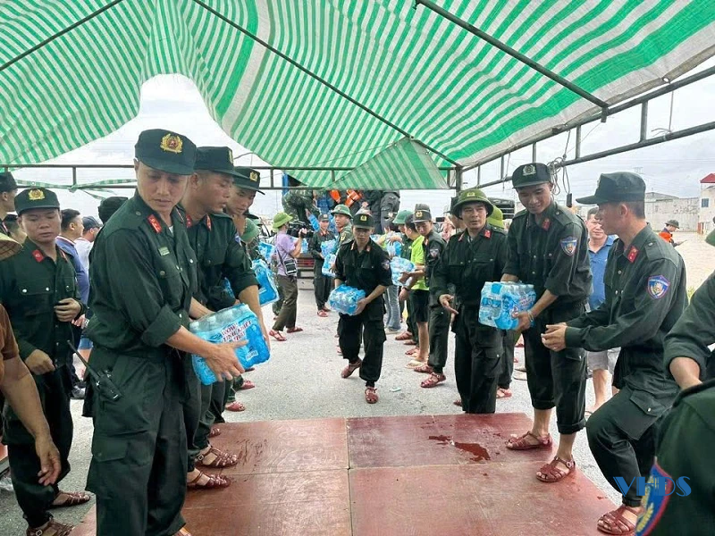 Nghĩa đồng bào nơi “rốn” lũ