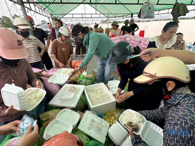 Nghĩa đồng bào nơi “rốn” lũ