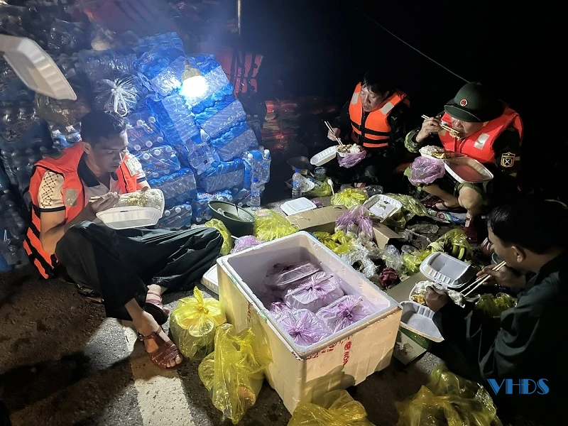 Những bữa cơm vội nơi vùng lũ...