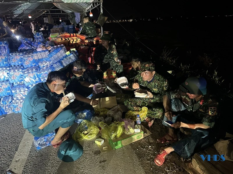 Những bữa cơm vội nơi vùng lũ...