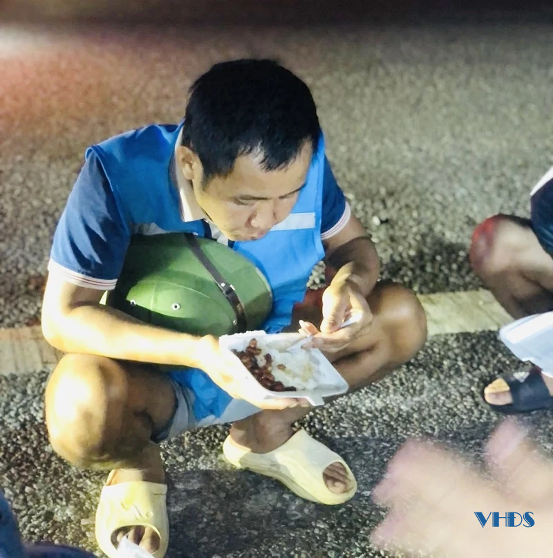 Những bữa cơm vội nơi vùng lũ...