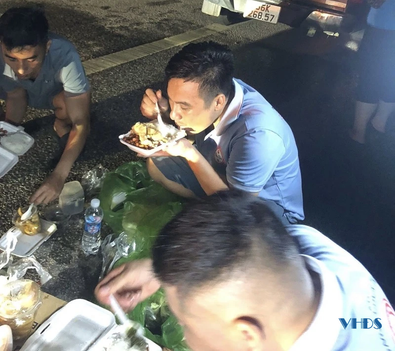 Những bữa cơm vội nơi vùng lũ...