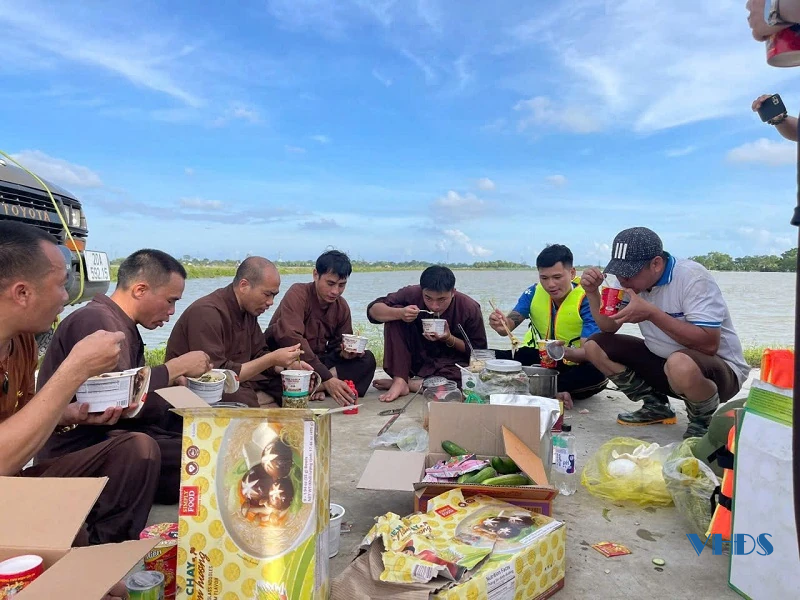 Những bữa cơm vội nơi vùng lũ...