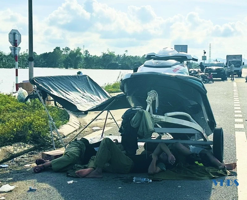 Những bữa cơm vội nơi vùng lũ...