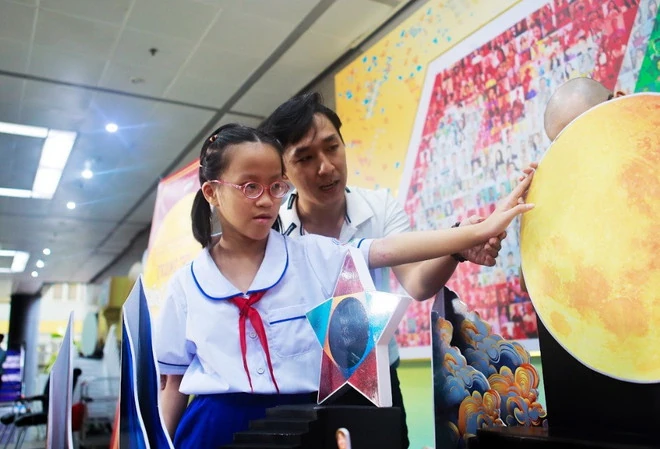 Lần đầu tiên trẻ em khiếm thị được “xem” truyền hình nhân Tết Trung thu