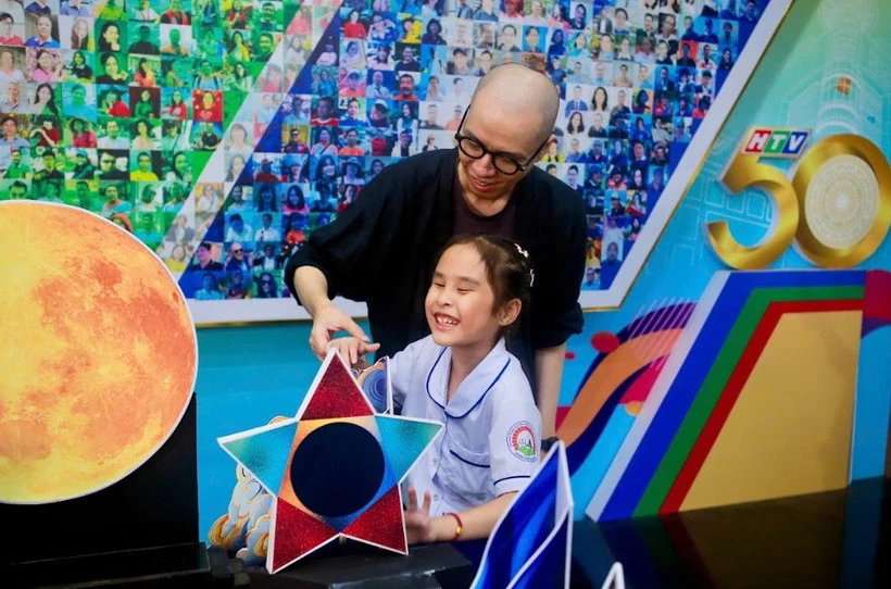 Lần đầu tiên trẻ em khiếm thị được “xem” truyền hình nhân Tết Trung thu