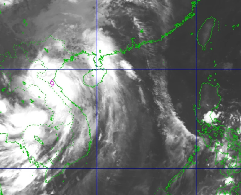 Bão số 10 đang ở trên đất liền Nghệ An-Hà Tĩnh, gió giật cấp 12
