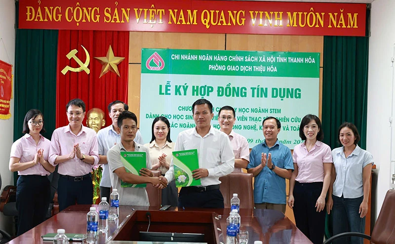 Chắp cánh ước mơ cùng sinh viên học ngành STEM