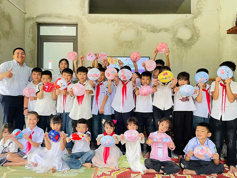 Tuổi thơ trong khung kính điện thoại