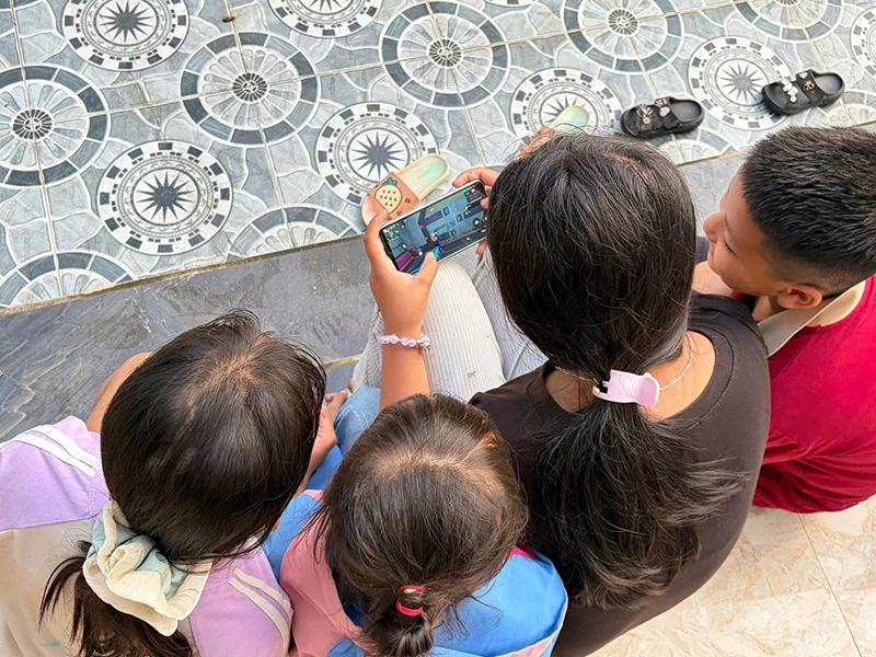 Tuổi thơ trong khung kính điện thoại