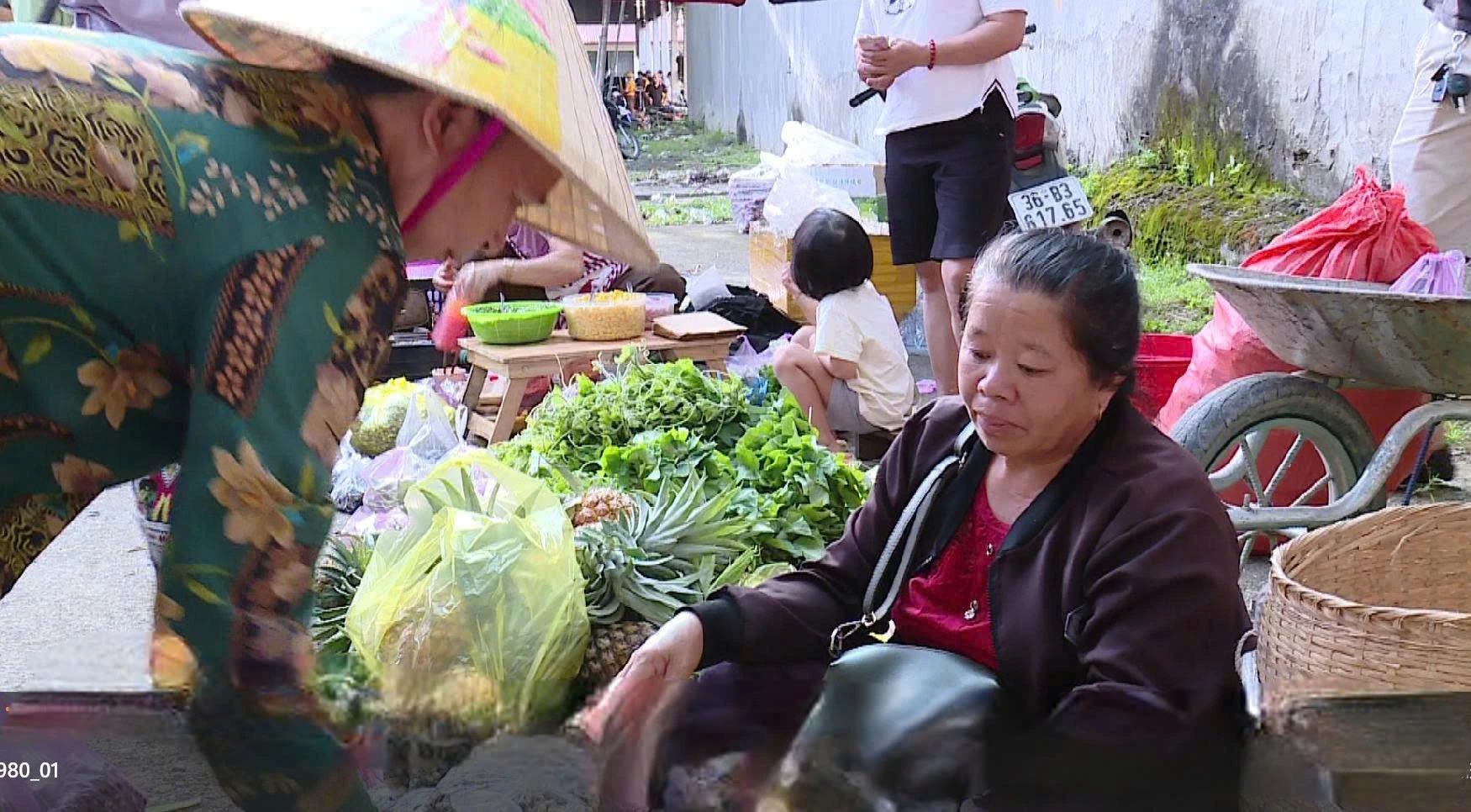 Đặc sắc phiên chợ đoàn kết Việt - Lào