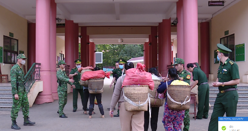 Đặc sắc phiên chợ đoàn kết Việt - Lào
