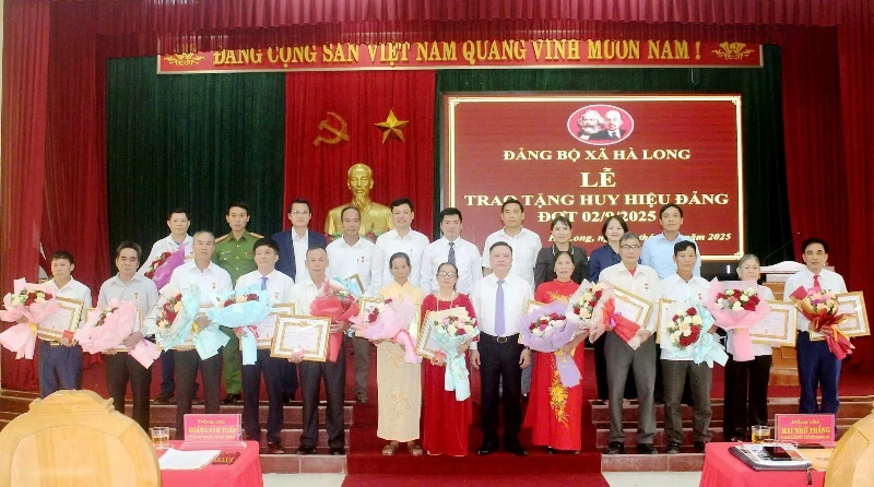 Trao Huy hiệu Đảng và triển khai thực hiện Nghị quyết Đại hội đại biểu Đảng bộ xã Hà Long