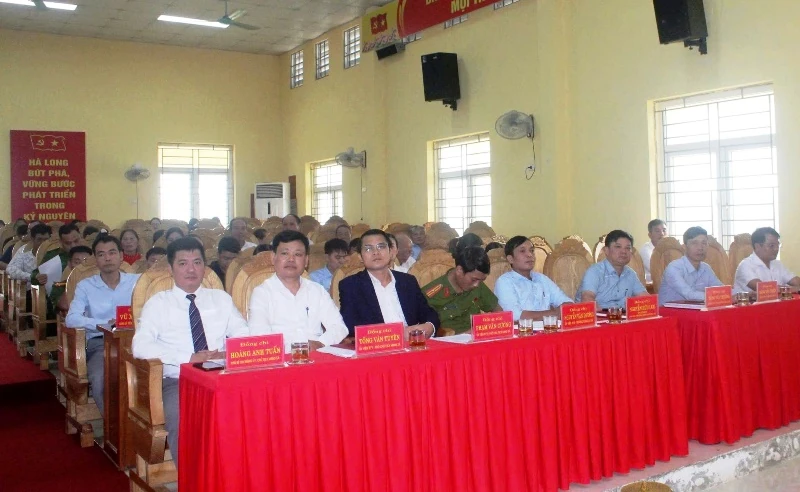 Trao Huy hiệu Đảng và triển khai thực hiện Nghị quyết Đại hội đại biểu Đảng bộ xã Hà Long
