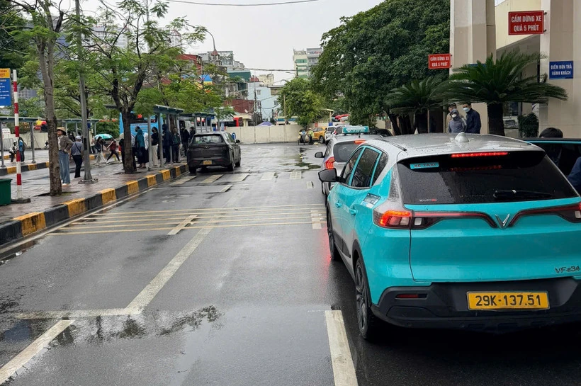 Miễn phí xe cá nhân, taxi, xe công nghệ khi vào Bến xe Giáp Bát đón khách