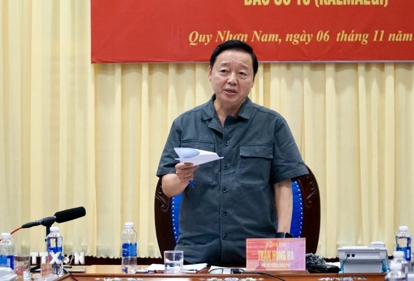 Phó Thủ tướng Trần Hồng Hà họp khẩn với các tỉnh Trung bộ về ứng phó bão số 13