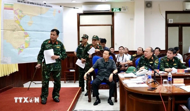 Phó Thủ tướng Trần Hồng Hà họp khẩn với các tỉnh Trung bộ về ứng phó bão số 13