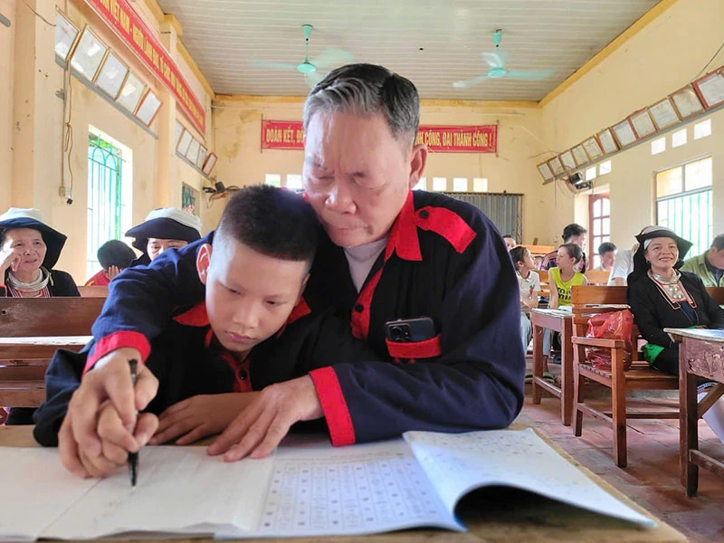 Bảo tồn và phát huy chữ viết, tiếng nói của đồng bào dân tộc thiểu số (Bài 1): Nối dòng chữ, giữ tiếng nói núi rừng