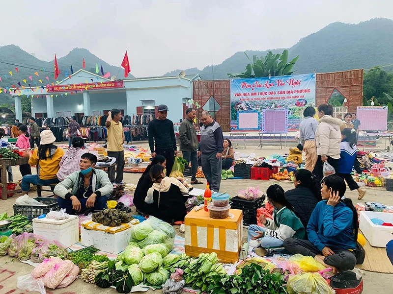 Cùng tiểu thương livestream bán hàng tại chợ vùng cao