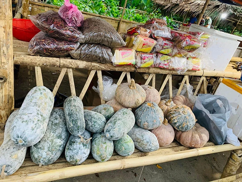 Cùng tiểu thương livestream bán hàng tại chợ vùng cao