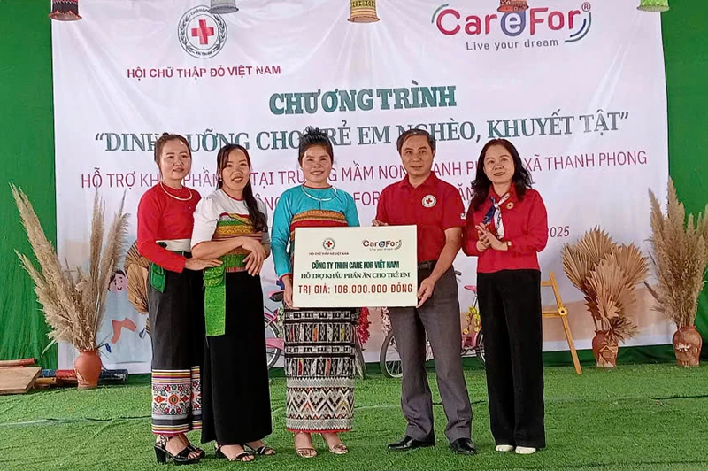 Hơn 100 triệu đồng hỗ trợ khẩu phần ăn cho Trường Mầm non Thanh Phong