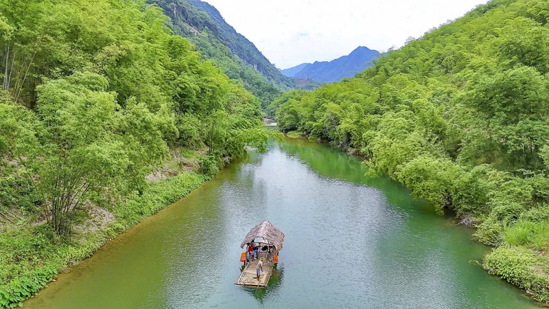 Người đàn ông Thái khởi nghiệp từ bè trên suối