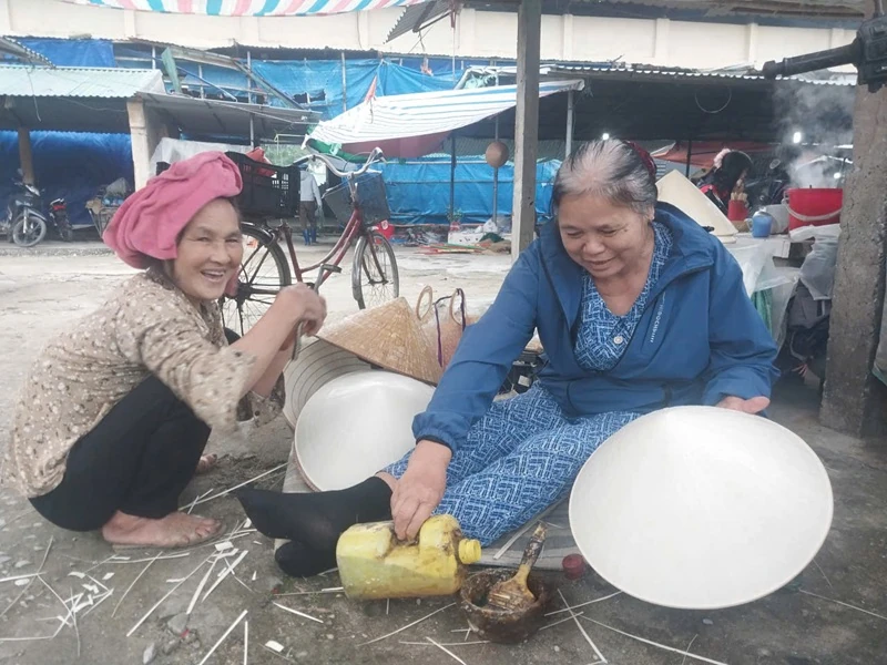 Luấn quấn chợ Hội...