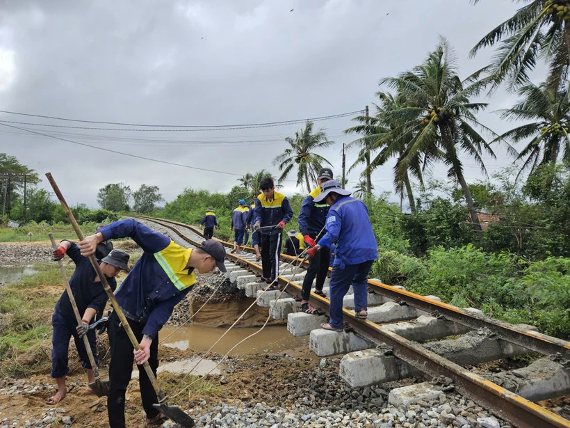 Khẩn trương khôi phục các tuyến giao thông huyết mạch sau mưa lũ miền Trung