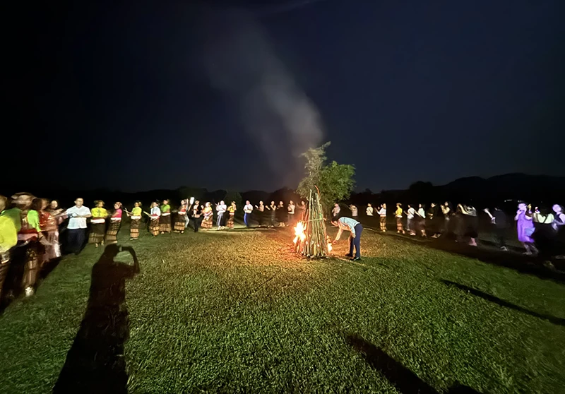 Níu chân du khách qua những vòng xòe, điệu khặp