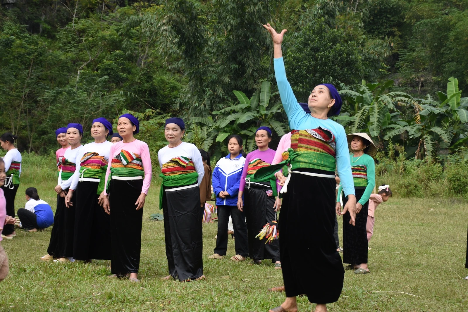 Theo quả còn bay lên trời Pù Luông